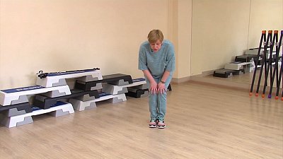 Светлана Макаревич показала простые упражнения для поддержания в тонусе колен