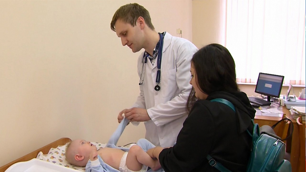 Педиатр ездит на вызов к детям на велосипеде