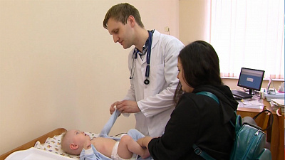 Педиатр ездит на вызов к детям на велосипеде