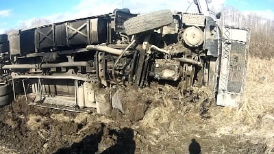 «КамАЗ» перевернулся в кювет в Челябинской области