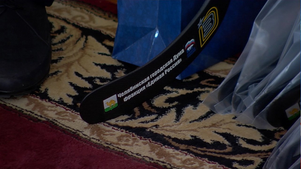 Депутаты подарили клюшки киргизским хоккеистам