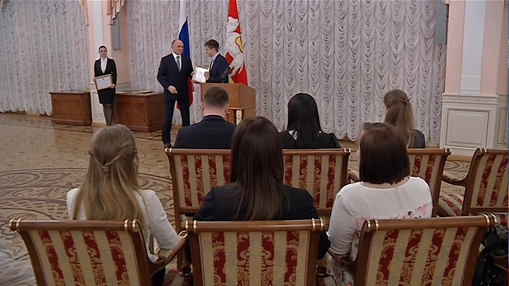 Губернатор наградил лучших студентов-управленцев