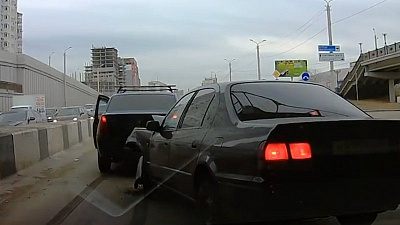 Две иномарки столкнулись под мостом в Челябинске