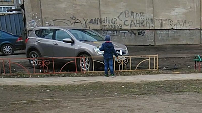 Двое детей закидали припаркованную машину песком