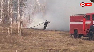Пламя движется на деревянные дома в поселке Сосновского района