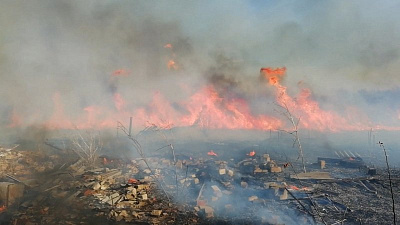 Огонь подступает близко к жилым объектам и хозяйственным постройкам