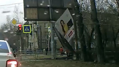 Рекламная растяжка упала на женщину с ребенком