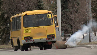 У маршрутки отпал газовый баллон на оживленной дороге в центре Челябинска