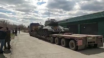 Потерявшийся во время ВОВ танк на тягаче везут в Верхний Уфалей