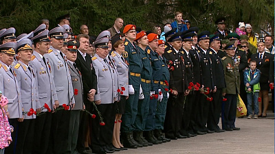 Возложение цветов к Вечному огню