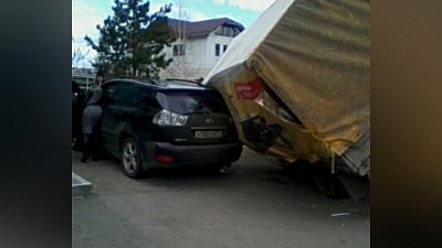 Момент падения ГАЗа на дорогую иномарку попал на видео