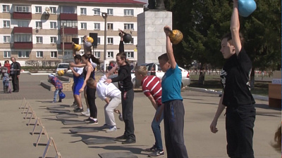 Южноуральцы установили рекорд по поднятию гири