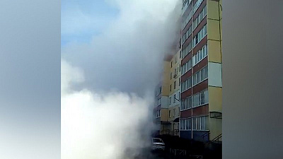 Струя горячего «фонтана» поднялась в воздух до уровня верхних этажей