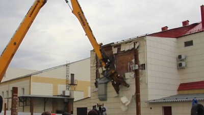 Рабочие приступили к сносу ТРК «Зимняя вишня»