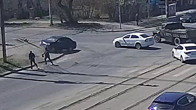 Иномарка снесла светофор и едва не задавила пешеходов