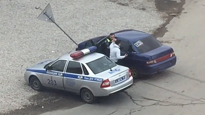 Водитель ВАЗ 2110 врезался в знак, уходя от погони