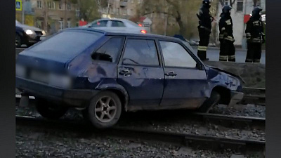 «Девятку» выбросило на трамвайные пути