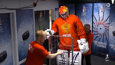 Василия Кошечкина вывезли из раздевалки на тележке