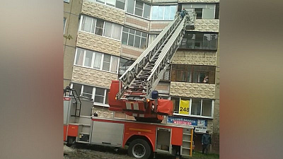 Пожилую женщину спасали с козырька балкона