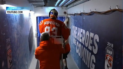 Василия Кошечкина везут на матч на тележке!