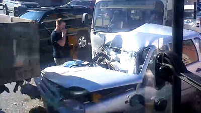 «Шевроле Ниву» зажало в массовом ДТП в Челябинске