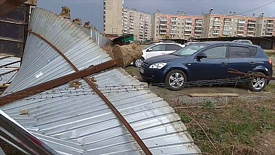 Порывы ветра вызвали массовые обрушения в Челябинской области