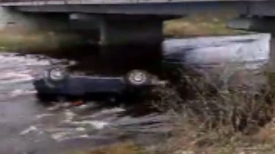 Автомобиль оказался в реке после аварии на мосту
