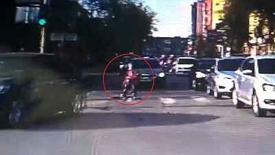 Велосипедист упал с двухколесного друга из-за ямы на дороге