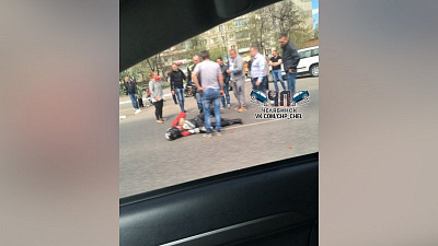 Мотоциклист на высокой скорости протаранил легковушку в Челябинске 