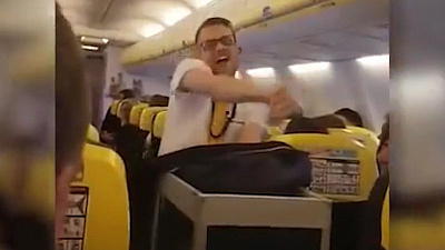 Исполнивший сексуальный танец бортпроводник шокировал пассажиров