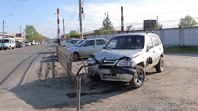 Водитель «Нивы» не справился с управлением и протаранил остановку в Миассе