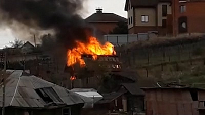 Пожар охватил деревянную баню рядом с озером Тургояк