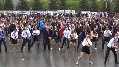 Выпускники станцевали вальс и буги-вуги