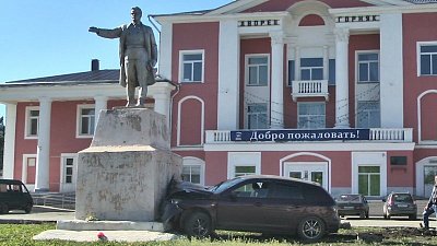 Водитель протаранил достопримечательность в центре Коркино