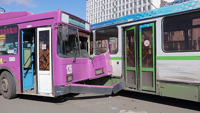 Автобус и троллейбус столкнулись на одном из перекрестков Миасса