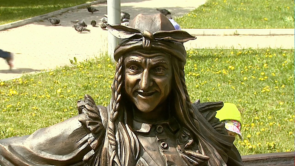 Памятник Бабе-Яге установили возле Театра кукол