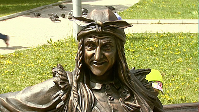 Памятник Бабе-Яге установили возле Театра кукол