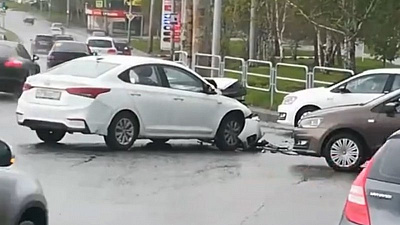 Японская иномарка упала на крышу на оживленном перекрестке 