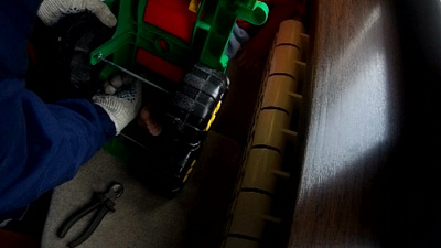 Ногу малыша зажало в пластмассовом автомобиле. 