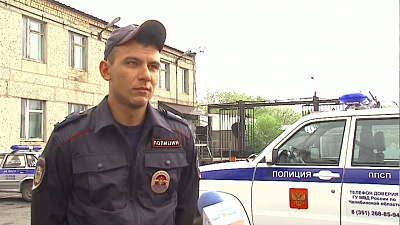 Полицейский вытащил из горящего дома пенсионерку 