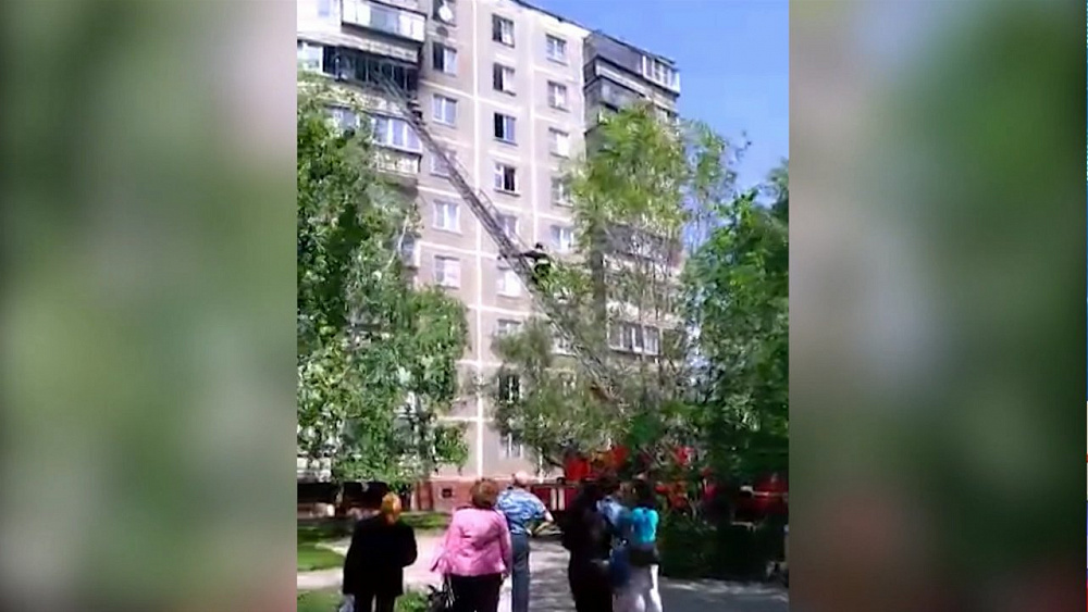 Пожарные спасли двоих детей по автолестнице