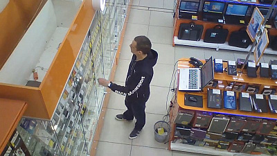 Южноуралец похитил телефон с витрины магазина