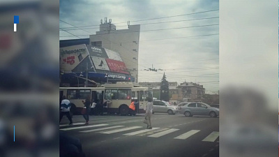 Пассажиры сдвинули с места троллейбус в центре города