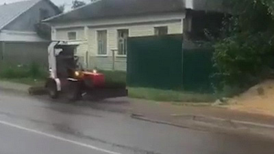 Музыкальный мини-трактор уборщика улиц умилил очевидцев 