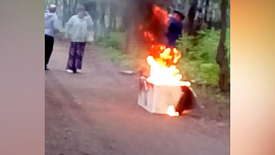 В парке Тищенко среди берез загорелся холодильник