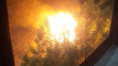 Иномарка сгорела под окнами многоэтажки в Миассе 