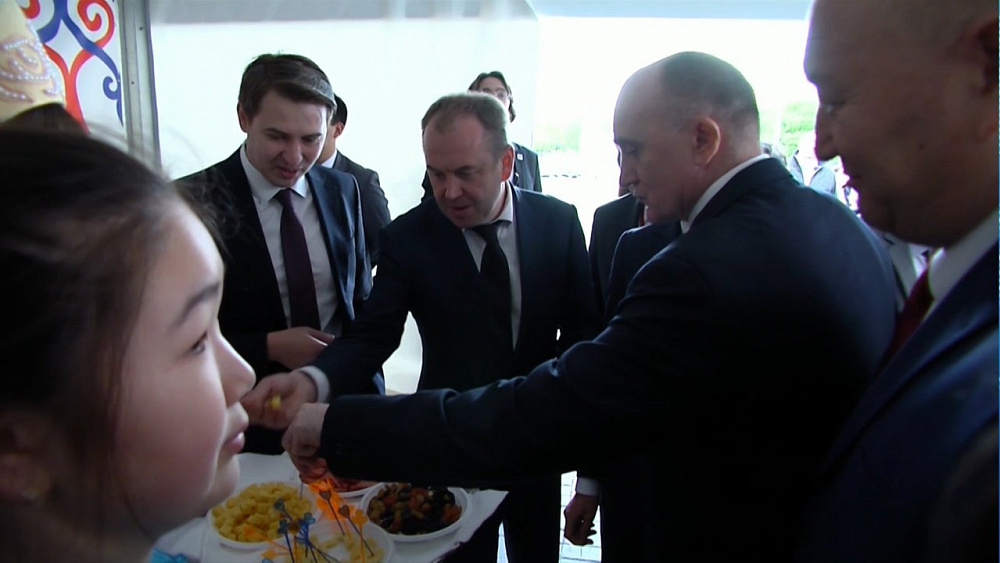 Губернатор сводил кирзискую делегацию в супермаркет