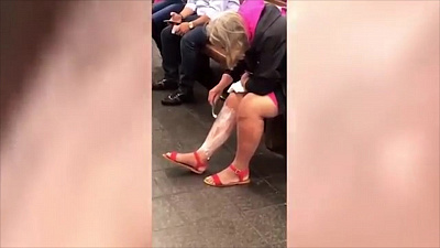 Женщина побрила ноги прямо на станции метро в Нью-Йорке 