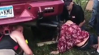 Любопытная американка застряла в выхлопной трубе пикапа