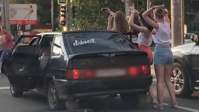 Жаркие танцы девушек на перекрестке наделали шуму в интернете 